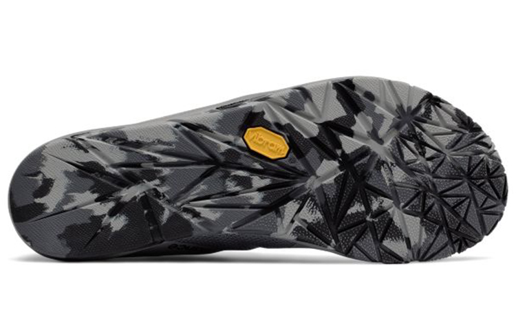 Shop New Balance Minimus 20 v6 輕便透氣休閒訓練鞋 黑灰色