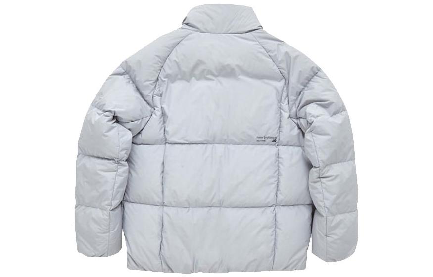 Lookbook Chaqueta Unisex New Balance Outdoor Sport Acolchada con Cremallera Gris Claro. NBNPB41013-LG