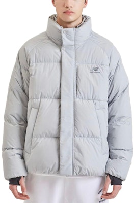Chaqueta Unisex New Balance Outdoor Sport Acolchada con Cremallera Gris Claro. NBNPB41013-LG Shop Chaqueta Unisex New Balance Outdoor Sport Acolchada con Cremallera Gris Claro. NBNPB41013-LG