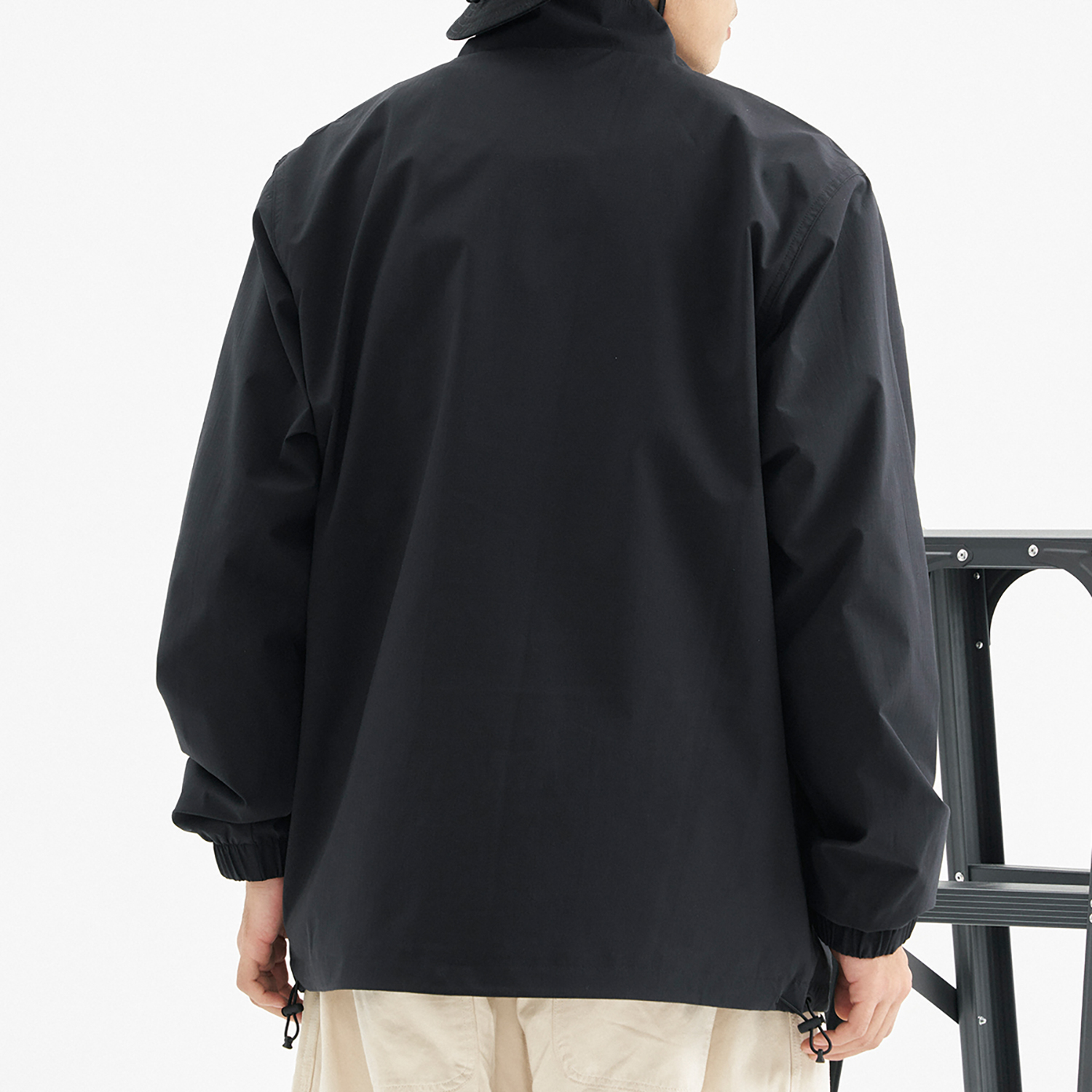 Shop New Balance 戶外多口袋黑色功能夾克 (附Logo設計) AMJ31322-BK