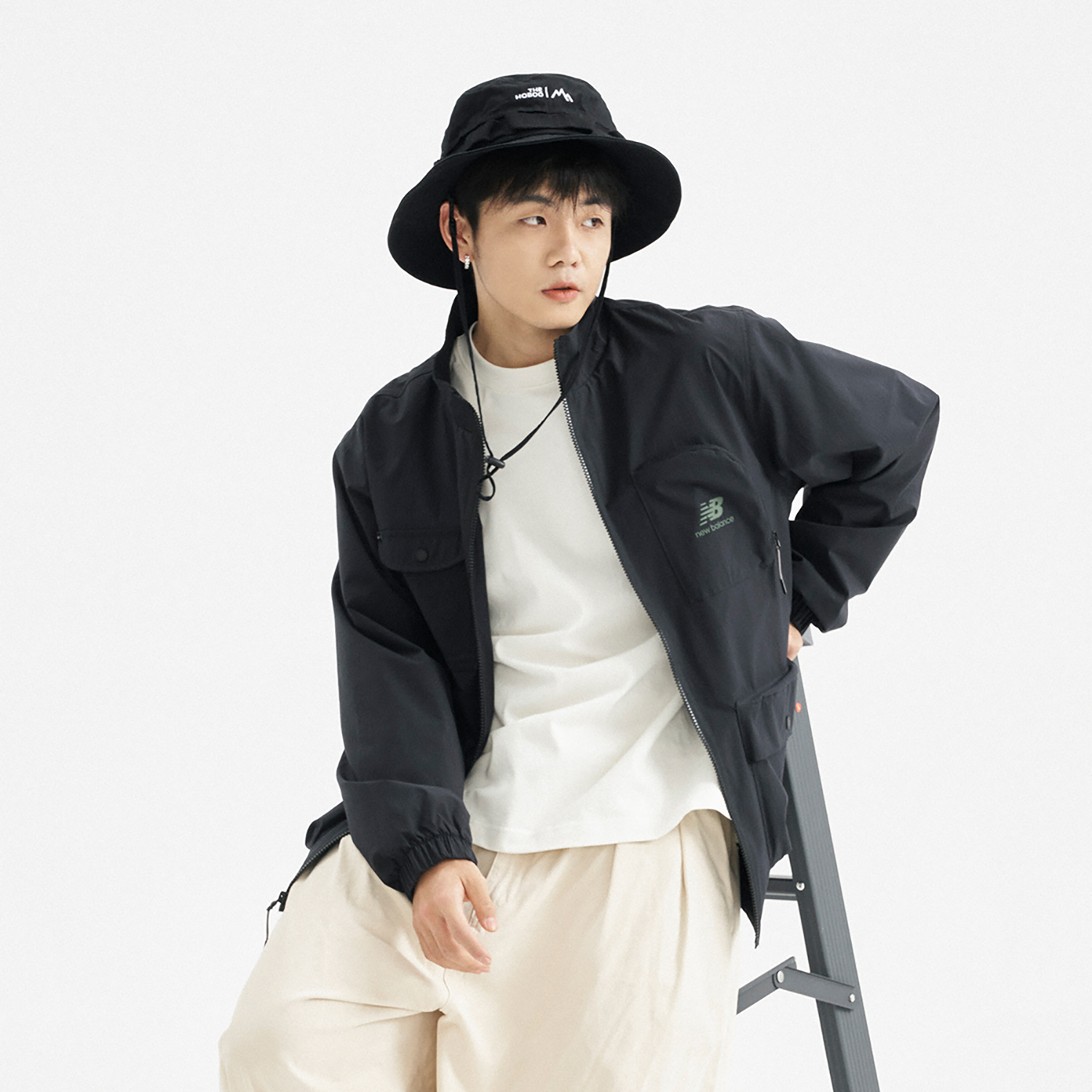 Sizing New Balance 戶外多口袋黑色功能夾克 (附Logo設計) AMJ31322-BK