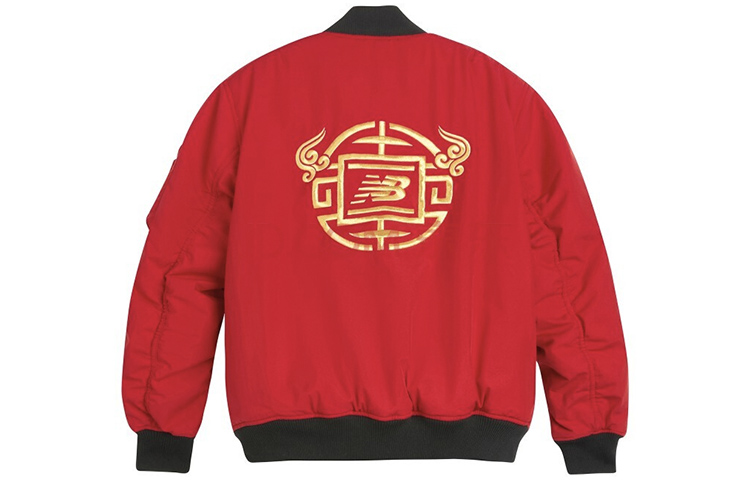 Lookbook Chaqueta Unisex New Balance Reversible con Cuello de Béisbol Roja. NQA1A011-RD