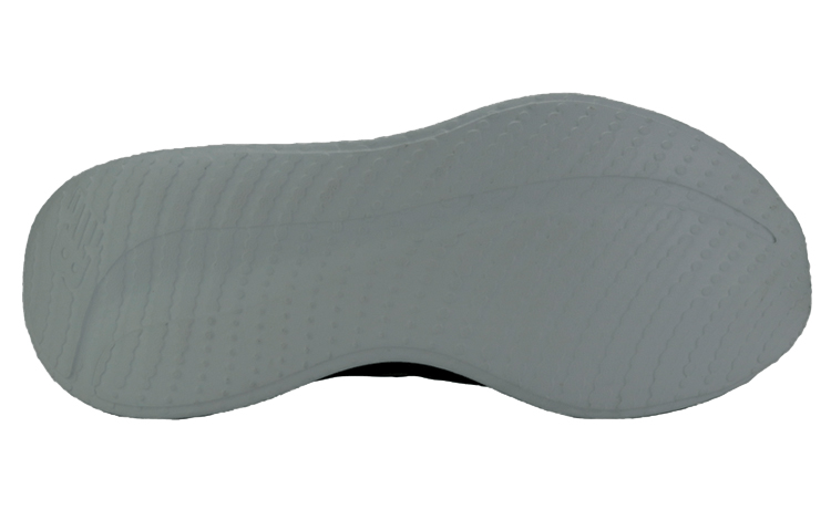 Shop New Balance Ryval 透氣減震防滑 低筒跑步鞋 黑色