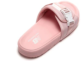 Shop New Balance 拖鞋 時尚運動拖鞋 櫻花粉台版