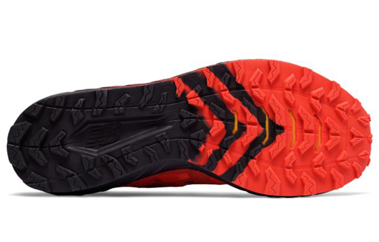 Shop New Balance Summit Trail 耐磨防滑 低筒運動跑步鞋 火焰紅