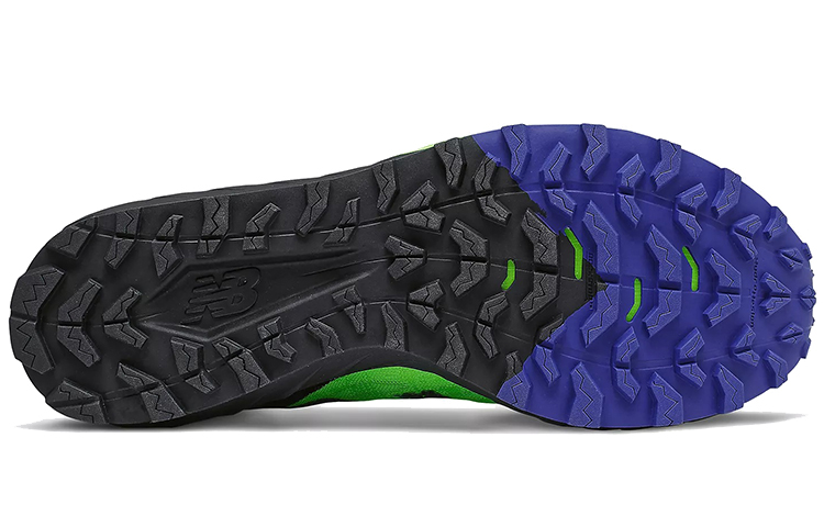 Shop New Balance Summit Unknown v2 輕便透氣休閒跑步鞋 綠黑色