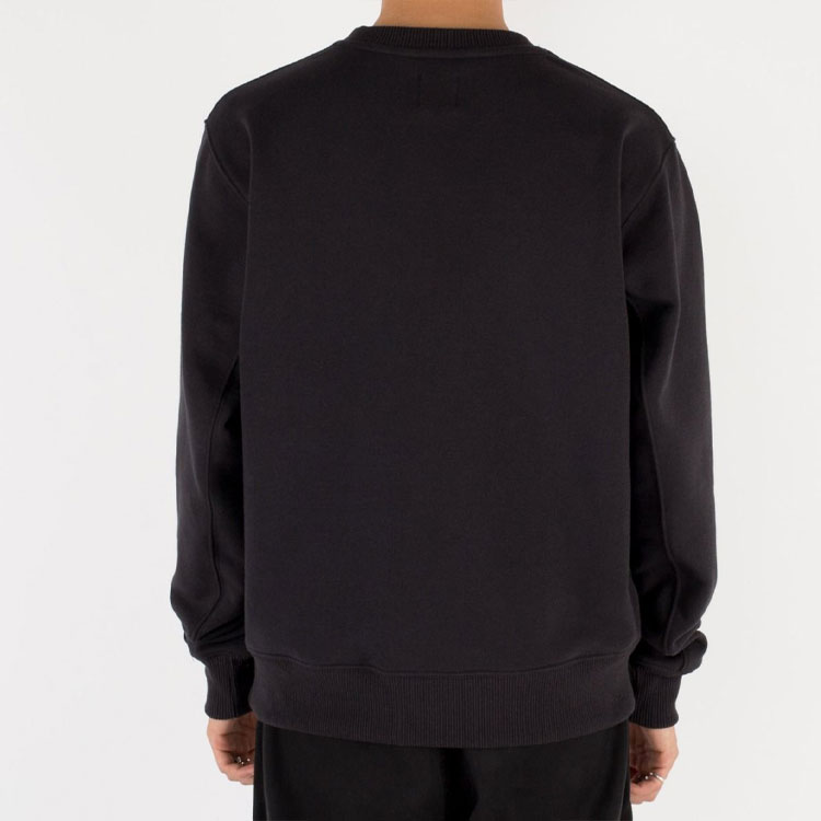 Shop New Balance Teddy Made 男女款黑色標誌休閒運動衛衣 MT21541-BK