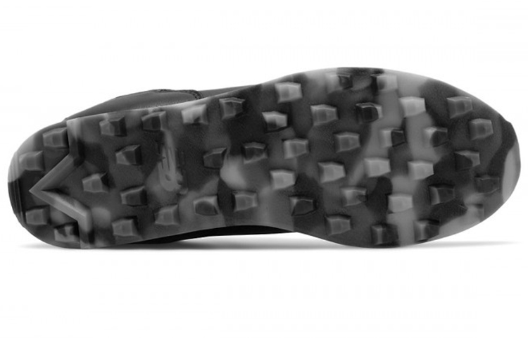 Shop New Balance Trailbuster Re-Engineered 舒適防滑運動鞋 黑色