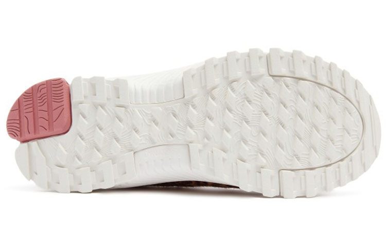 Shop New Balance Tyakasha 灰色豹紋