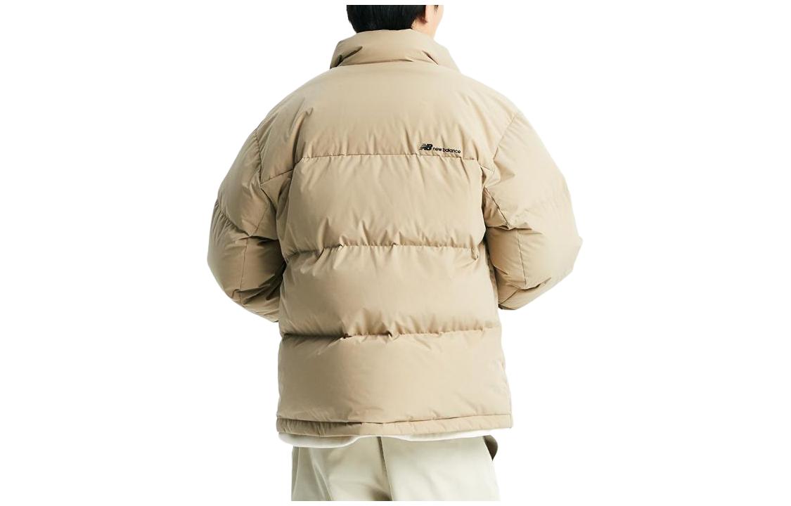 Lookbook New Balance米色字母印花户外羽绒服男女同款. NBNPD42913-35