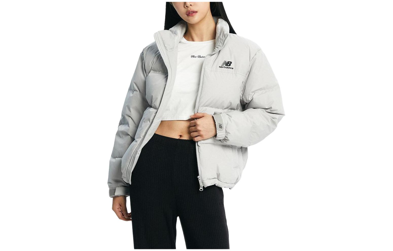 Lookbook ニューバランス ユニセックス ロゴ入り ライトグレー ダウン パファージャケット. NBNPD42913-16