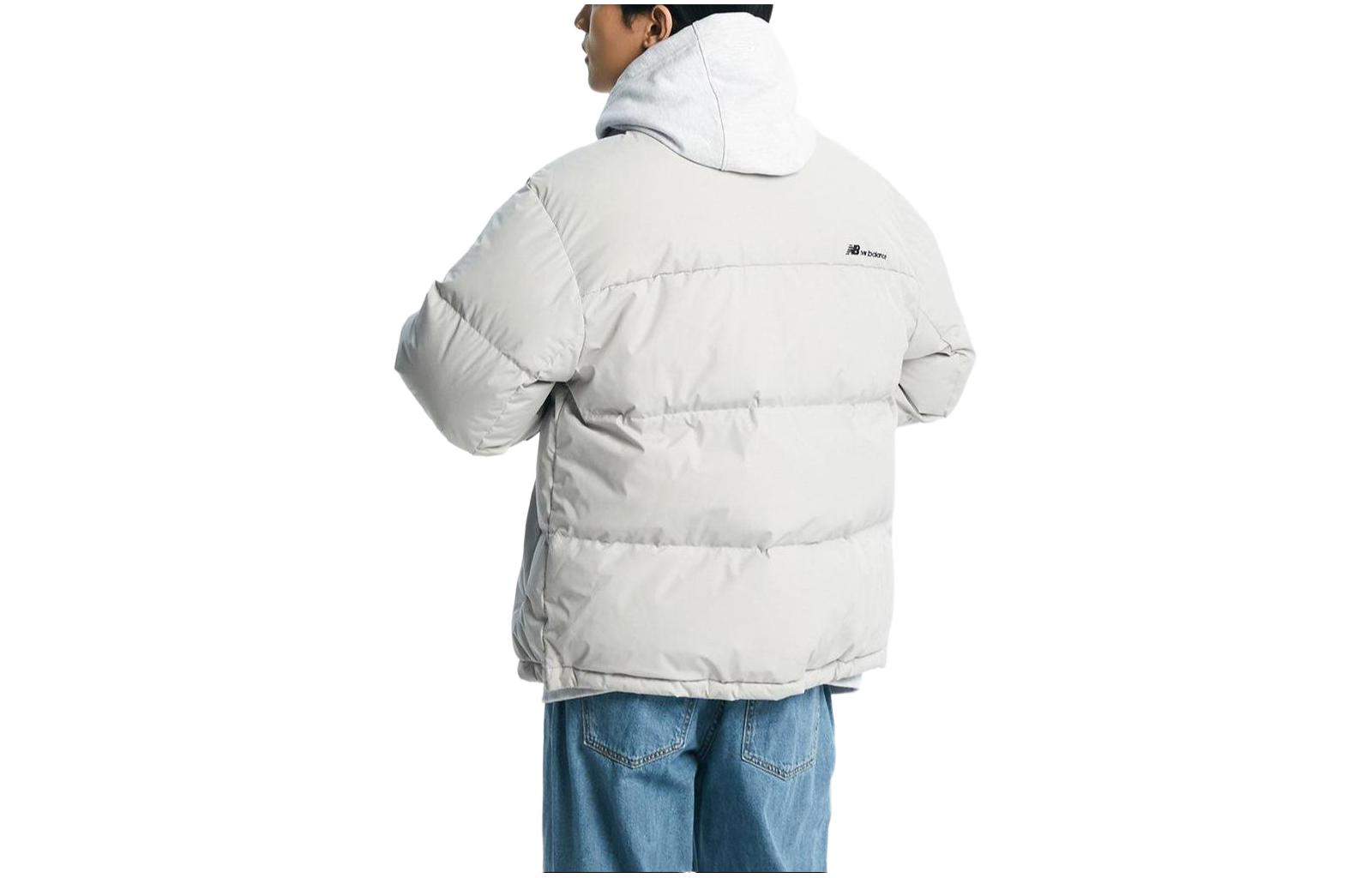 Shop ニューバランス ユニセックス ロゴ入り ライトグレー ダウン パファージャケット. NBNPD42913-16