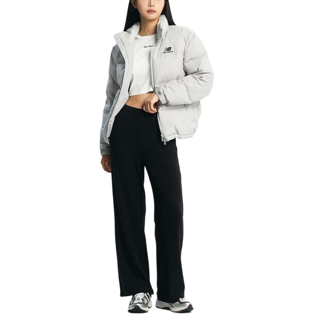 Sizing ニューバランス ユニセックス ロゴ入り ライトグレー ダウン パファージャケット. NBNPD42913-16