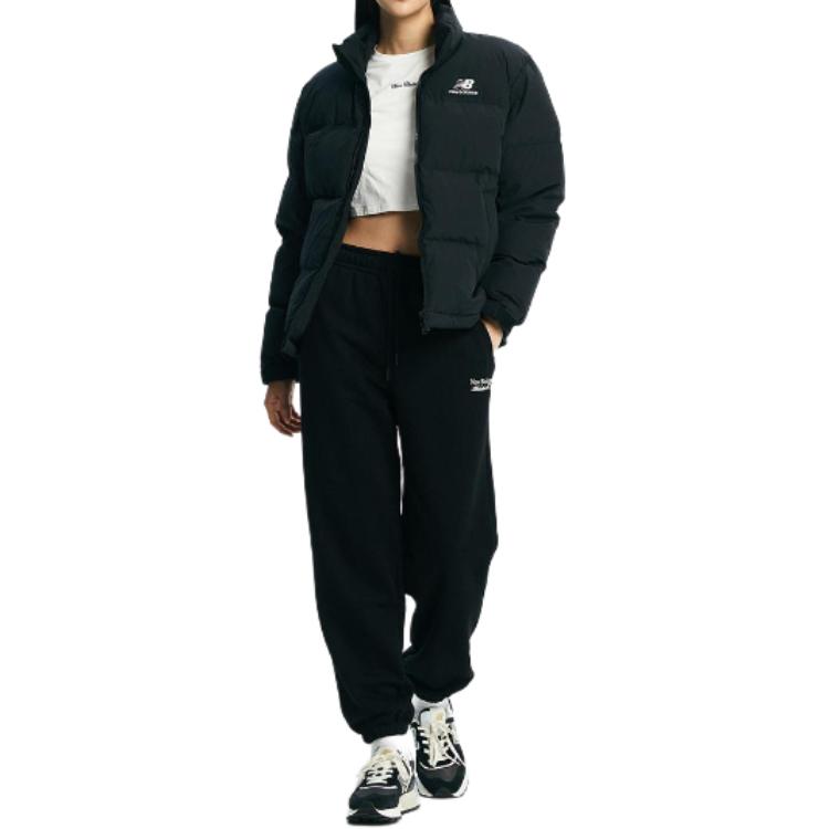 Shop ニューバランス ユニセックス グースダウンジャケット ブラック ロゴプリント入り. NBNPD42913-19