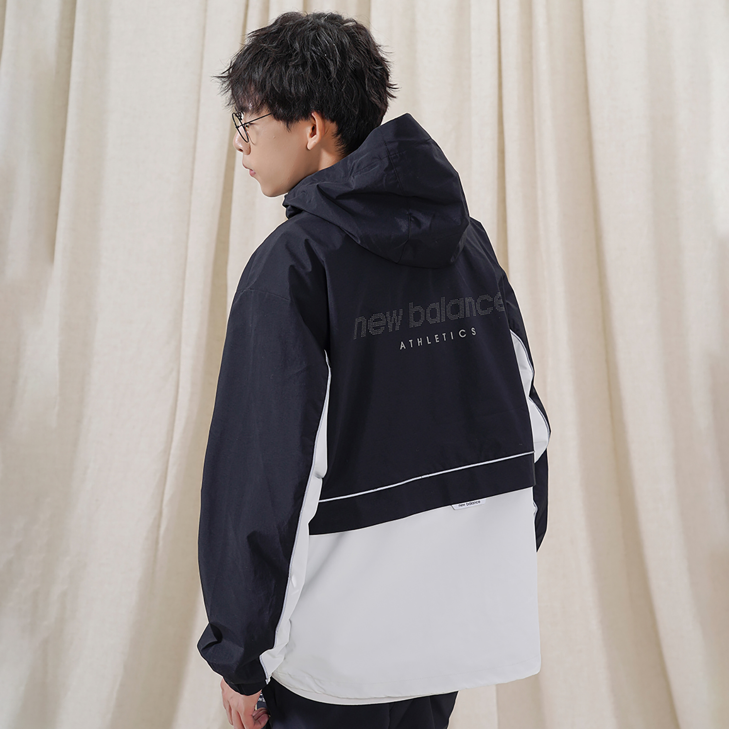 Details for New Balance 男女同款黑色拼色连帽夹克外套带Logo印花 5AC39333-BK