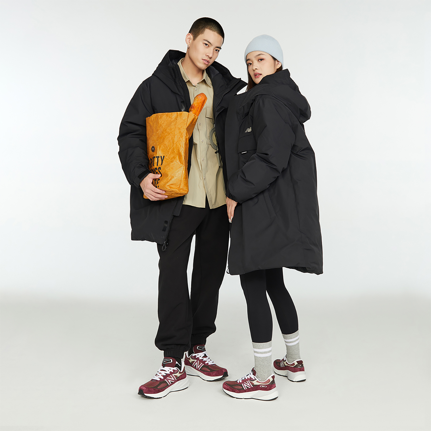 Shop ニューバランス ユニセックス ブラック フード付きダウンジャケット 冬用ポケット付き AMJ34300-BK