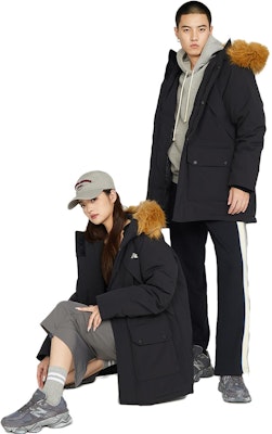 ニューバランス ユニセックス ブラック ロングパーカー 厚手断熱 フード付き. AMJ34323-BK 1