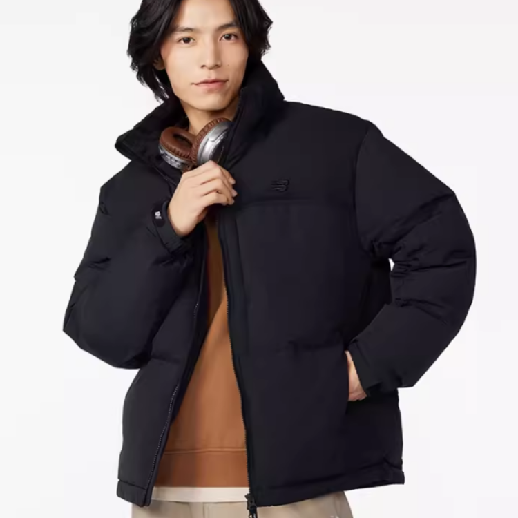 Shop ニューバランス ユニセックス ブラック パッカブル ダウン ジャケット フード付き NPD49011-BK