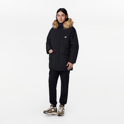 New Balance Unisex Chaqueta Parka Negra con Capucha y Plumón de Longitud Media AMJ33330-BK Sizing New Balance Unisex Chaqueta Parka Negra con Capucha y Plumón de Longitud Media AMJ33330-BK