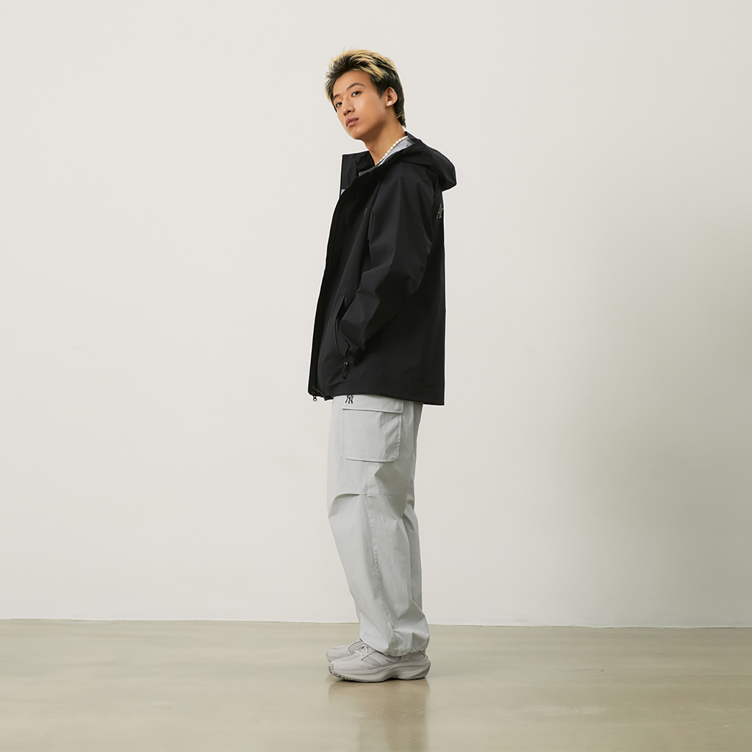 Purchase New Balance 男女款黑色防风连帽拉链运动休闲外套 NAE33141-BK