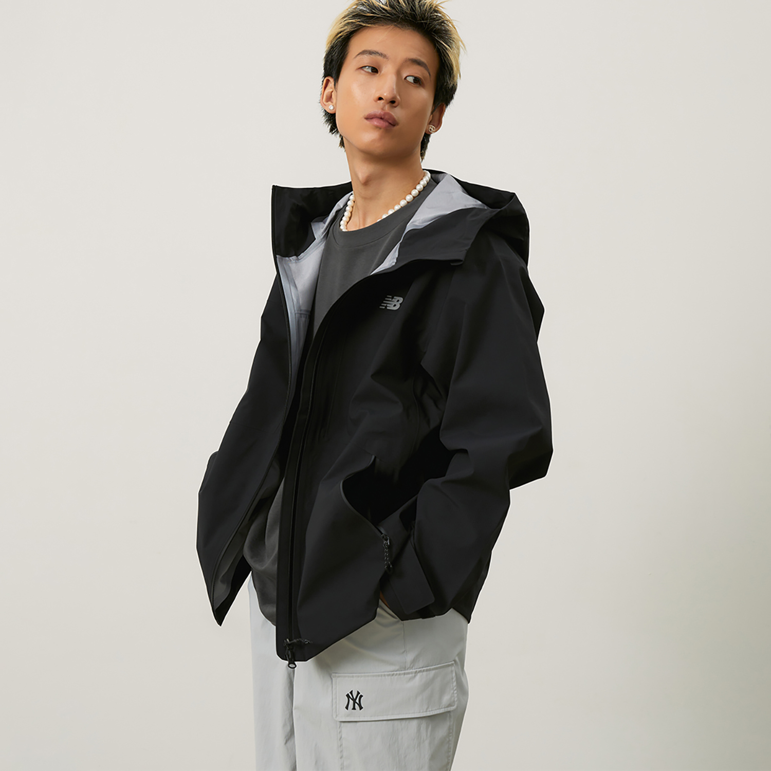 Details for New Balance 男女款黑色防风连帽拉链运动休闲外套 NAE33141-BK