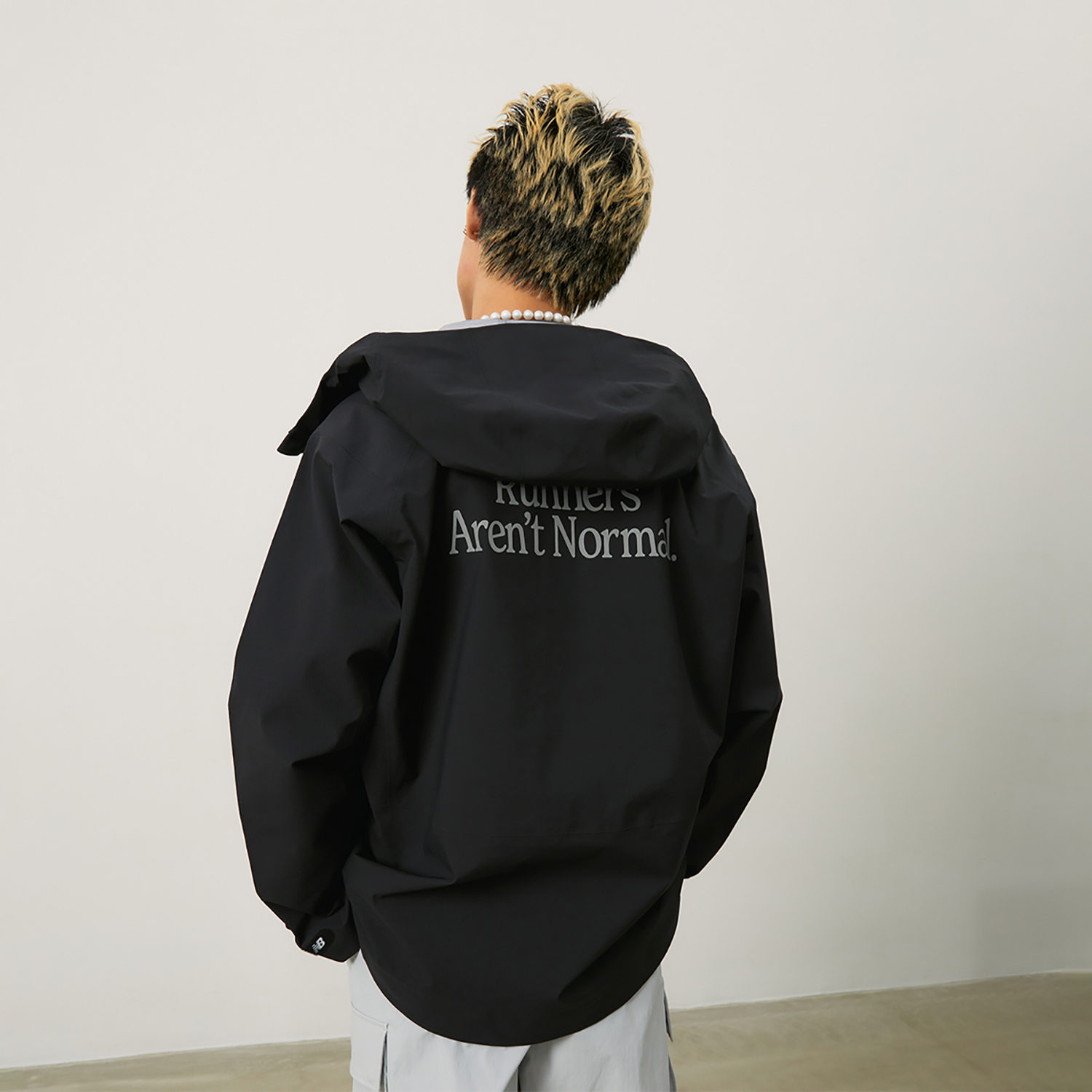 Sizing New Balance 男女款黑色防风连帽拉链运动休闲外套 NAE33141-BK