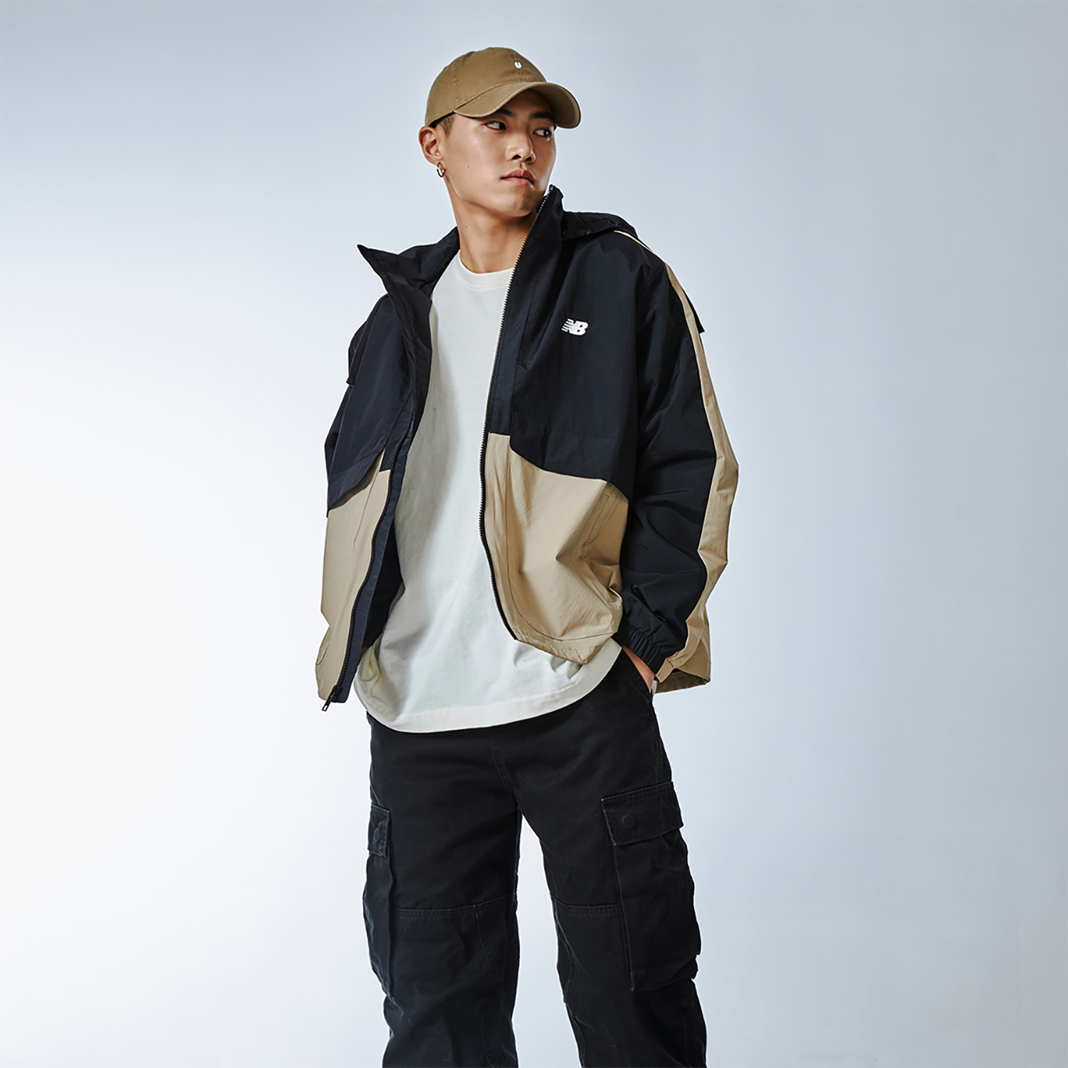 Shop New Balance 中性復古防風連帽外套 米色 - 春秋休閒穿搭 AMJ41340-SOT