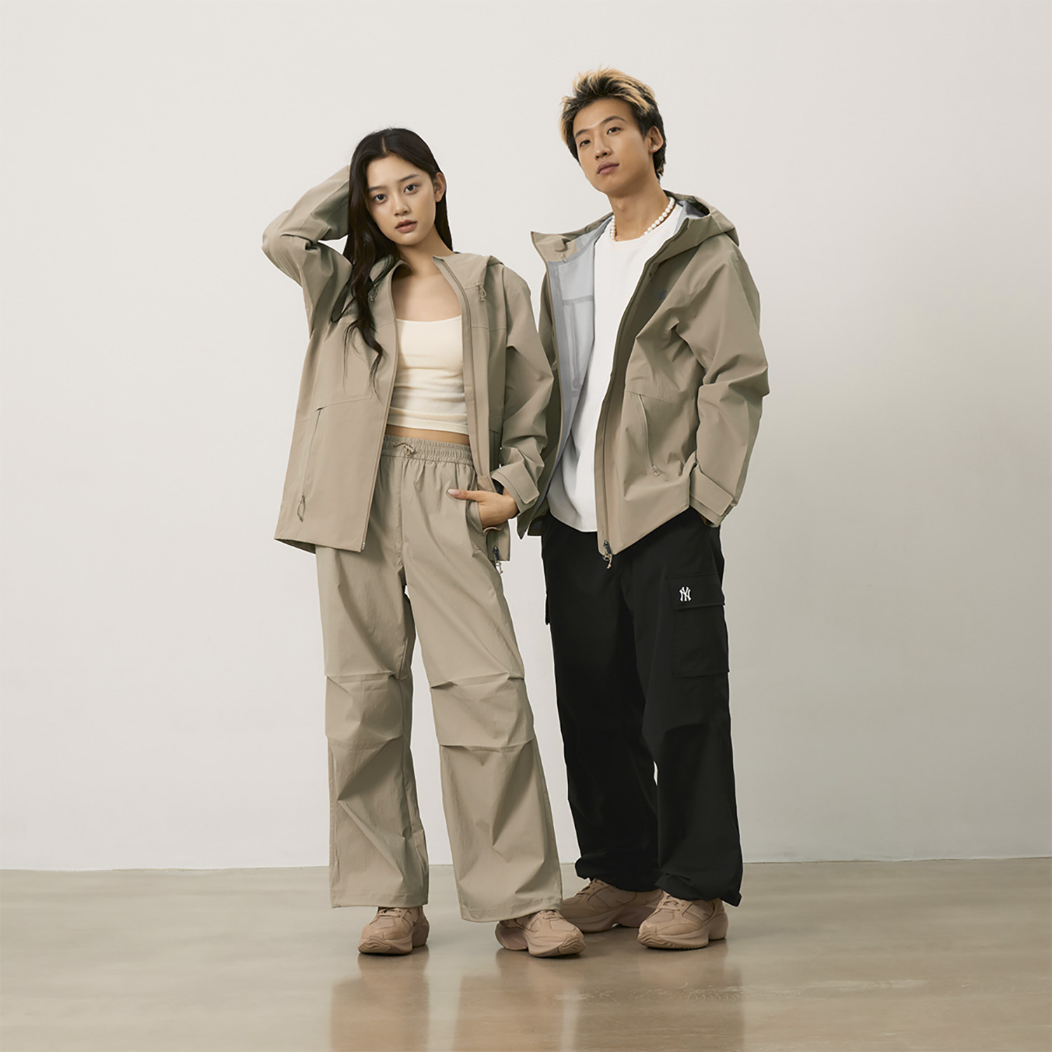 Shop New Balance 防水防風透氣連帽外套 卡其色 情侶款 NAE33141-LB