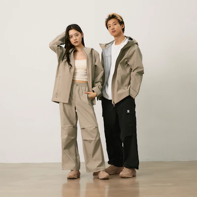 New Balance 防水防風透氣連帽外套 卡其色 情侶款 NAE33141-LB Shop New Balance 防水防風透氣連帽外套 卡其色 情侶款 NAE33141-LB