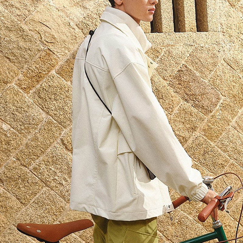 Shop New Balance Jaket Zip-Up Logo Putih dengan Kerah Standar AMJ31305-ClC AMJ31305-CLC