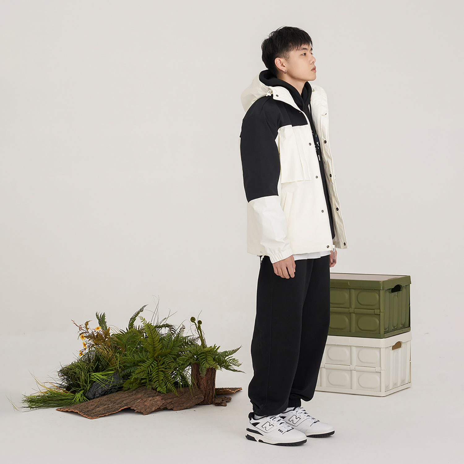 Shop New Balance 白色連帽外套 休閒運動服 AMJ31304-CIC