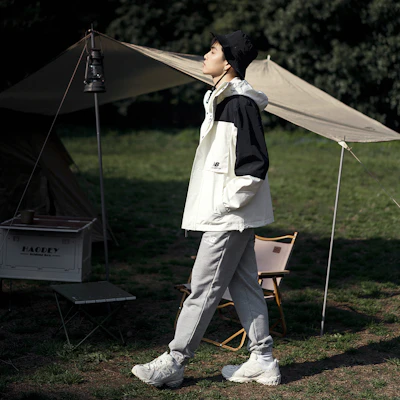 New Balance 白色連帽外套 休閒運動服 AMJ31304-CIC 2