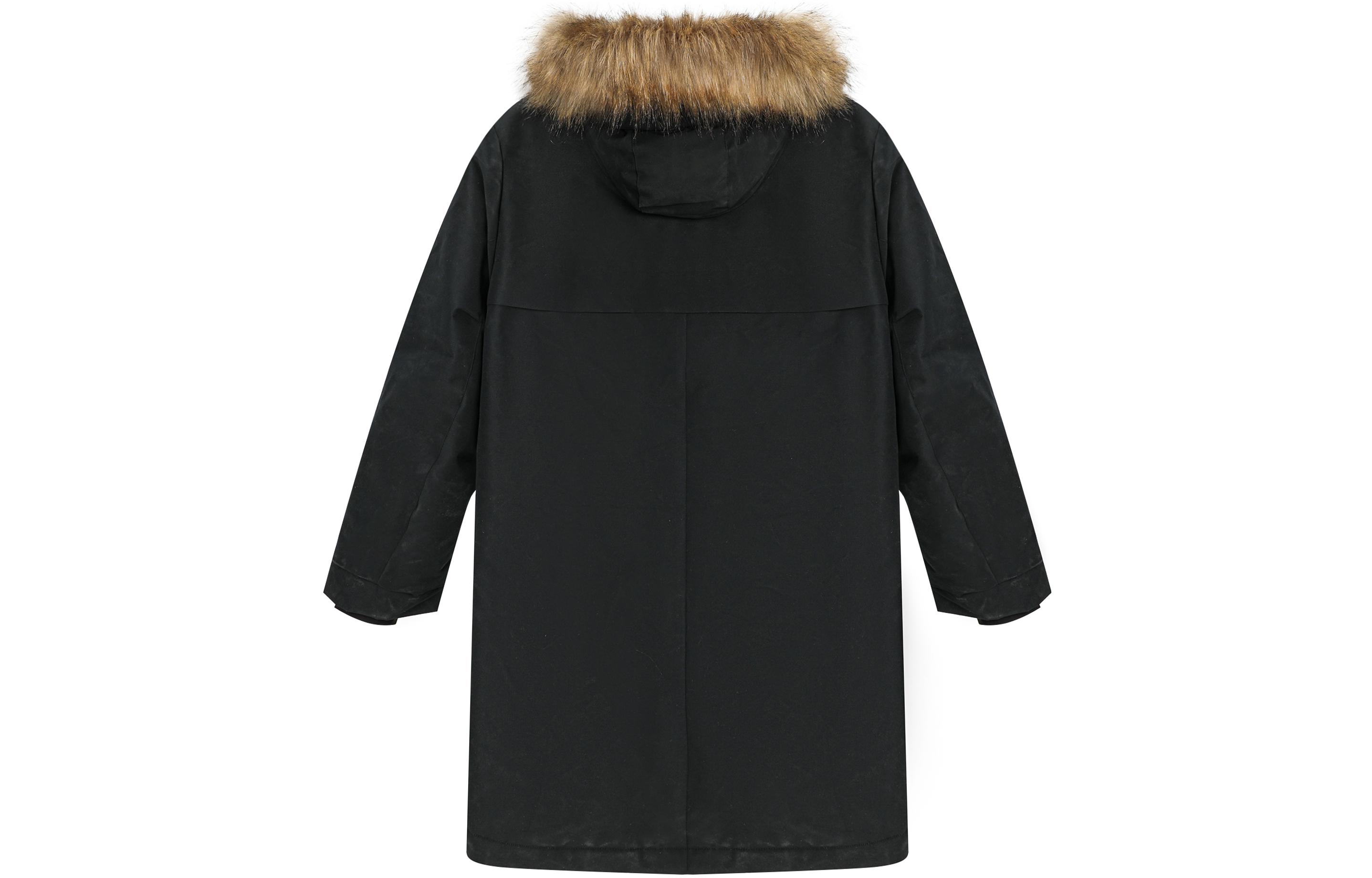 Lookbook New Balance Chaqueta Parka Negra de Invierno con Capucha, Logo y Cuello de Piel. 5PC44303-BK