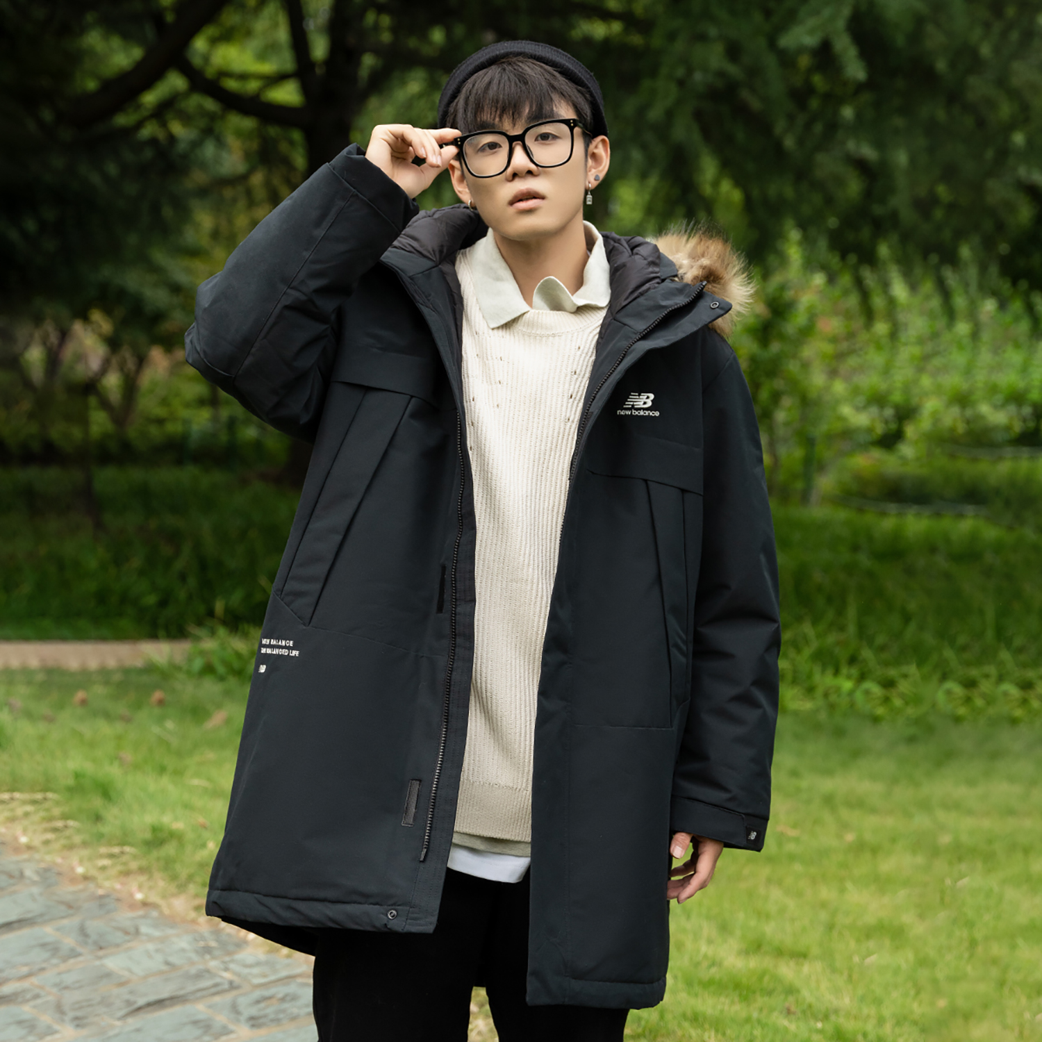 Shop New Balance Chaqueta Parka Negra de Invierno con Capucha, Logo y Cuello de Piel. 5PC44303-BK