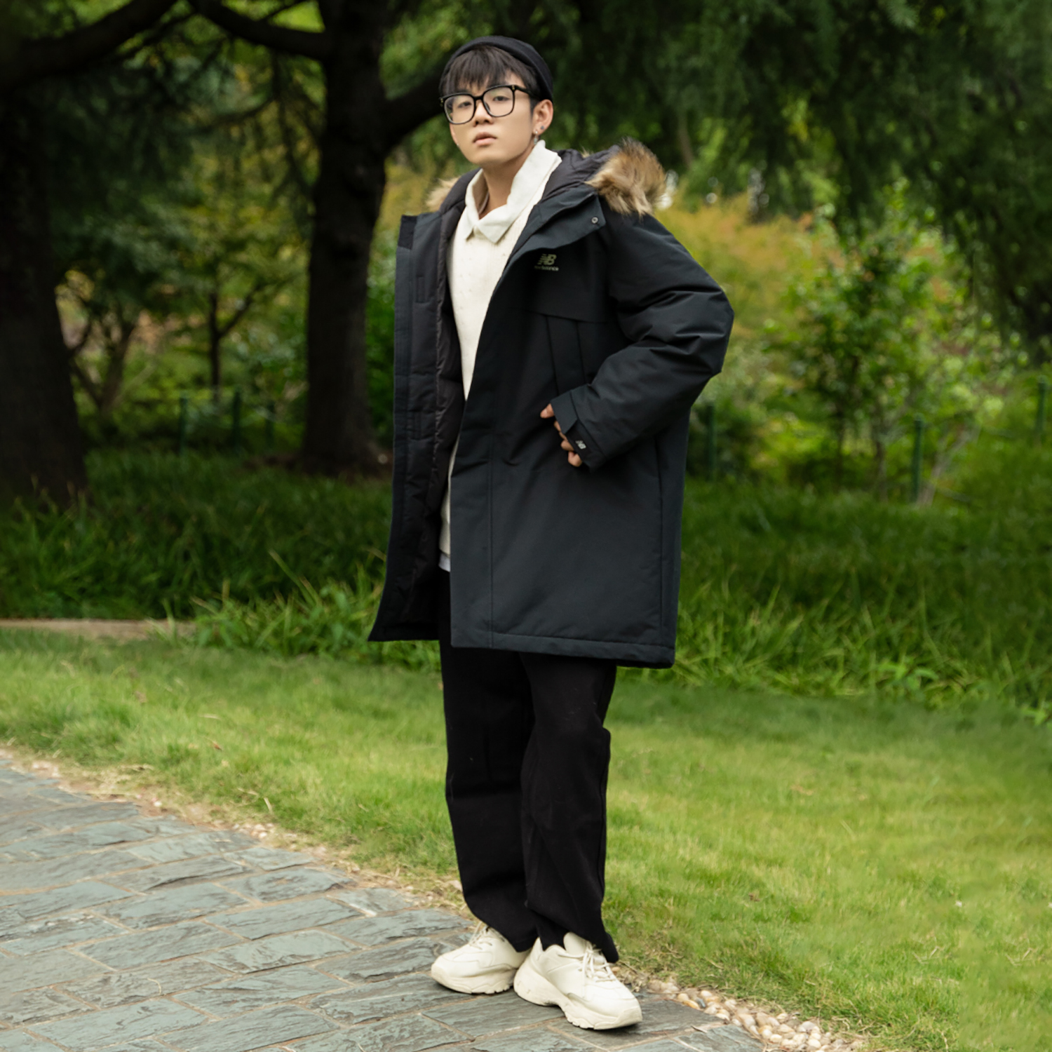 Sizing New Balance Chaqueta Parka Negra de Invierno con Capucha, Logo y Cuello de Piel. 5PC44303-BK