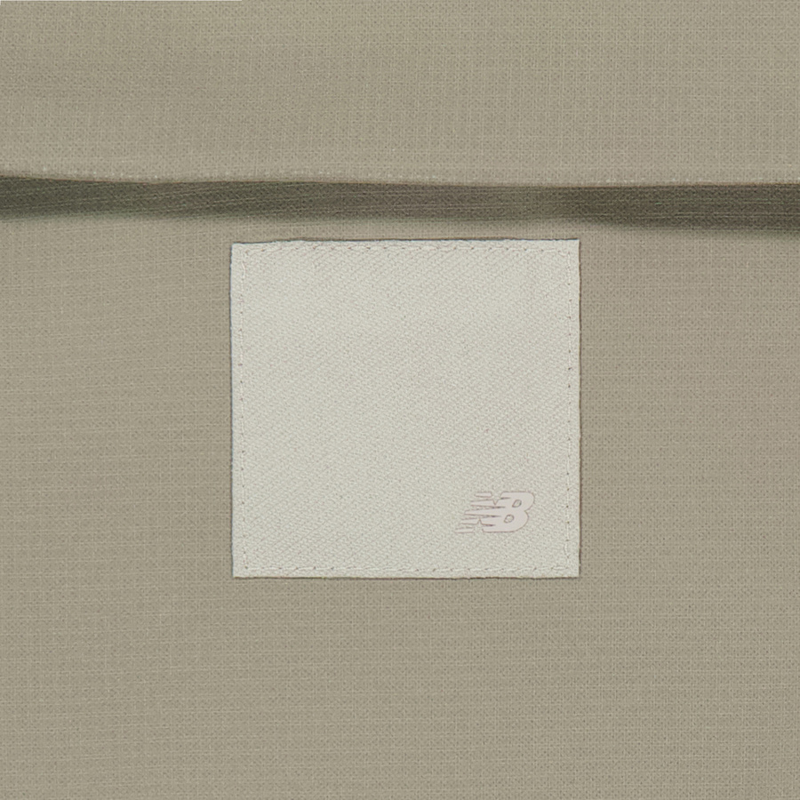 Purchase New Balance 梭織外套系列休閒領淺灰色男女款夾克 NAE39011-LGR