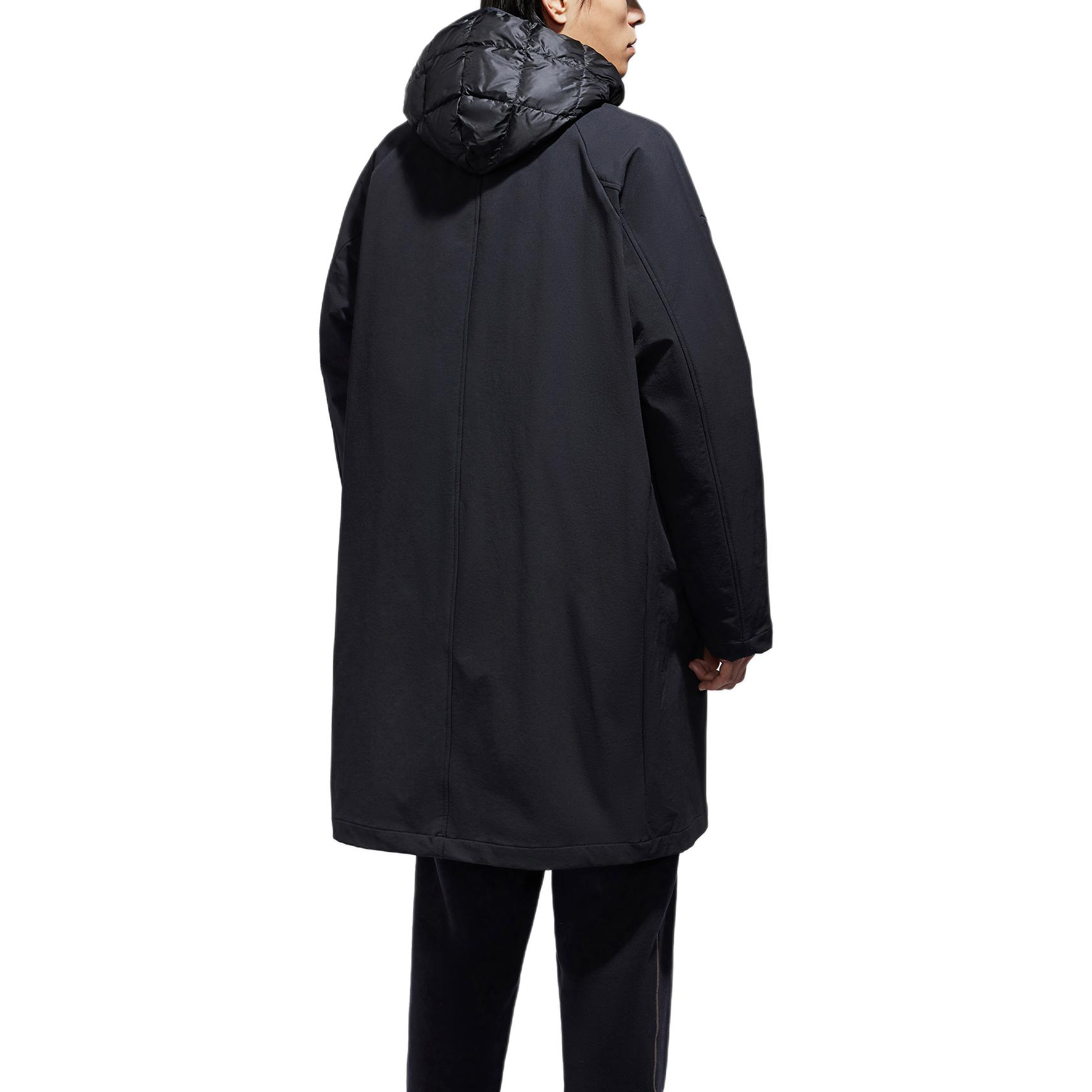 Lookbook New Balance x TAION Chaqueta Negra Ligera Outdoor Acolchada. NPD4N023-BK