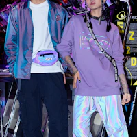 Shop New Era SS22 反光字母教練外套 男女兼用 彩虹反光 13095686