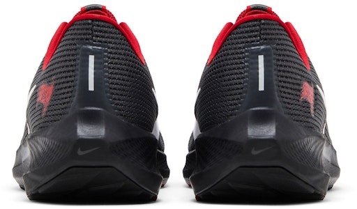 NFL×Nike エアズーム ペガサス 40 "バッカニアーズ" DZ5995-001 Details for NFL×Nike エアズーム ペガサス 40 "バッカニアーズ" DZ5995-001