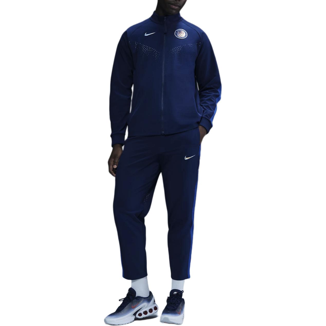 Lookbook Chaqueta Azul Nike con Logo Bordado, Cremallera y Manga Larga. DZ3559-492