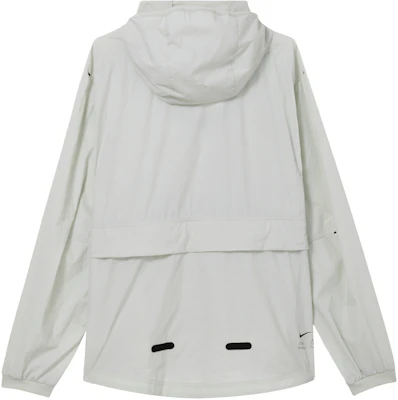 Nike A P S 輕量防水連帽外套 - 淺銀色 FN3873-034 Lookbook Nike A P S 輕量防水連帽外套 - 淺銀色 FN3873-034