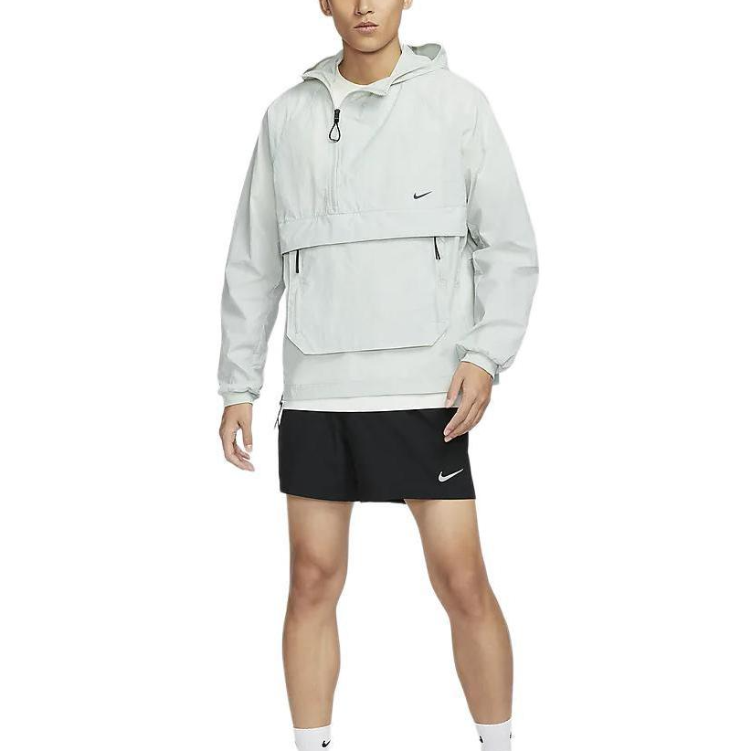 Shop Nike A P S 輕量防水連帽外套 - 淺銀色 FN3873-034