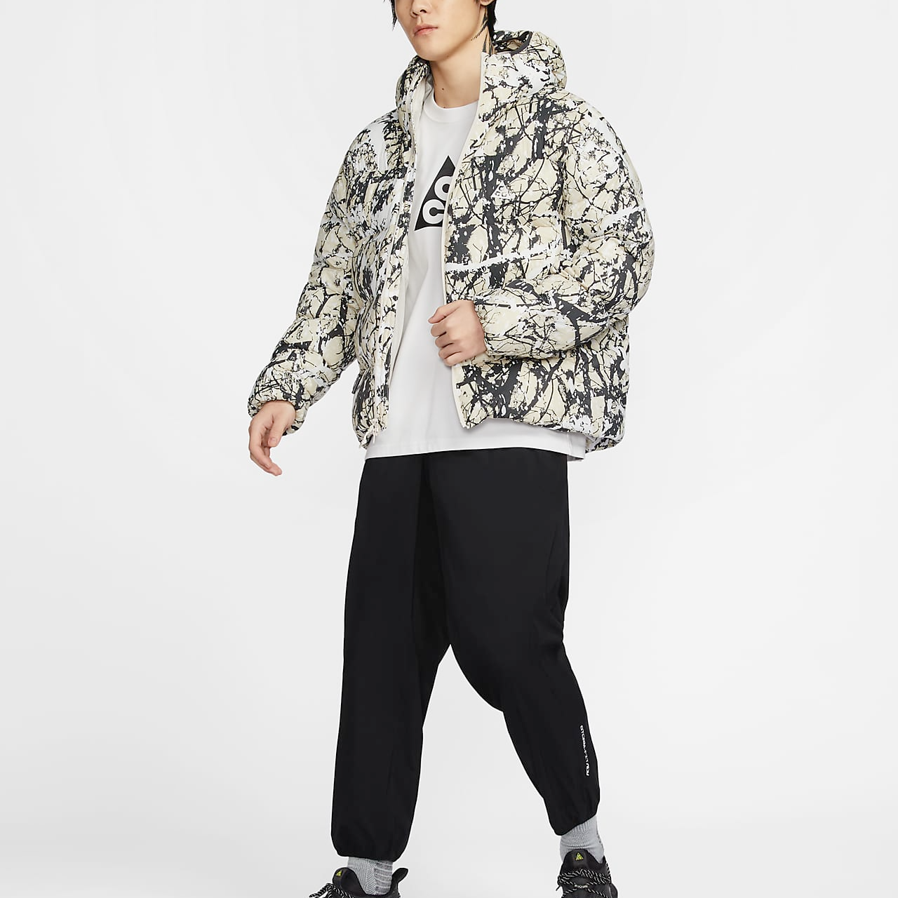 Shop Nike ACG "Lunar Lake" 寬鬆保暖連帽外套 米色/黑色/白色 HF0034-104