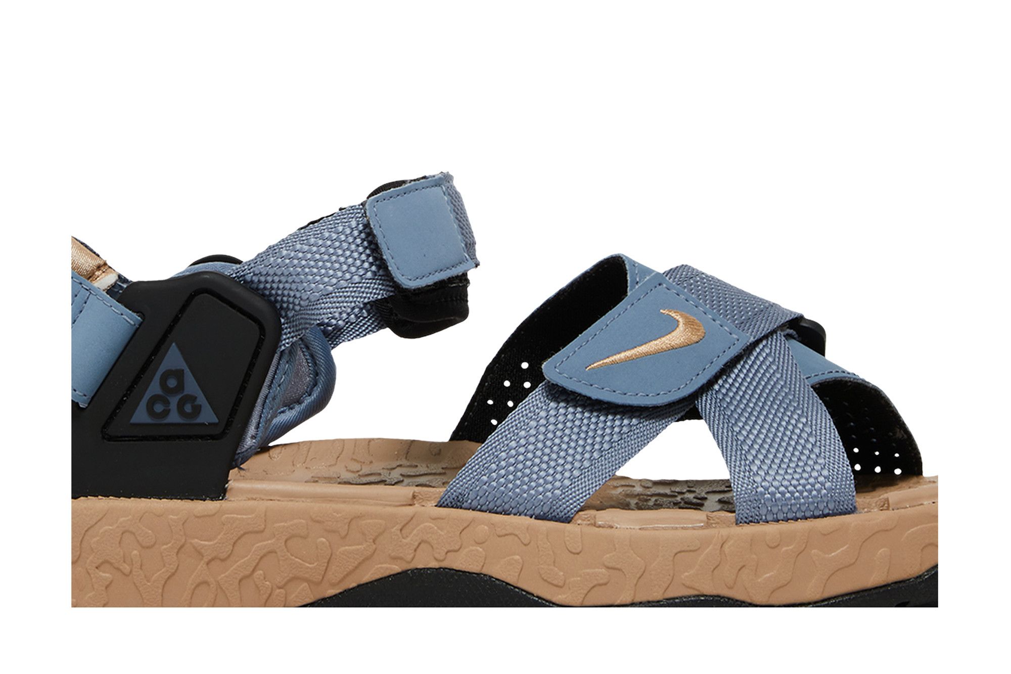 Lookbook Nike ACG Air Deschutz+ 'Ashen Slate Hemp' dalam Malay: Nike ACG Air Deschutz+ 'Abu Rami'. DO8951-400