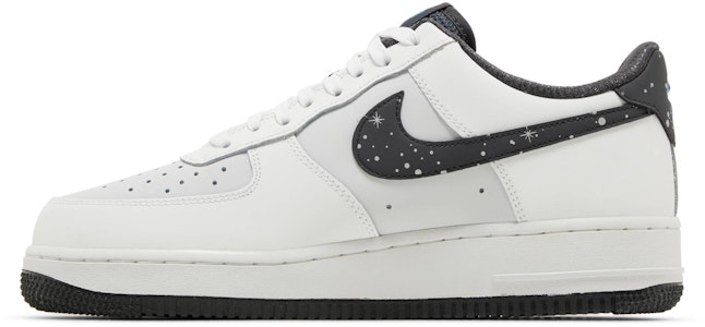 Nike Air Force 1 '07 'Starry Swoosh' Sepatu Bintang Terang FV6656-100 Lookbook Nike Air Force 1 '07 'Starry Swoosh' Sepatu Bintang Terang FV6656-100