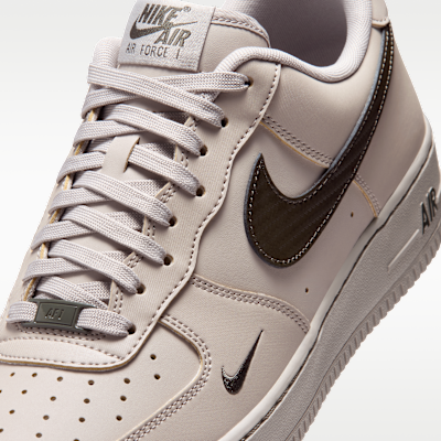 Sizing Nike Air Force 1 ''07 Gris Collège/Imprimé Journal IV5732-002