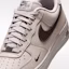 Sizing Nike Air Force 1 ''07 Gris Collège/Imprimé Journal IV5732-002