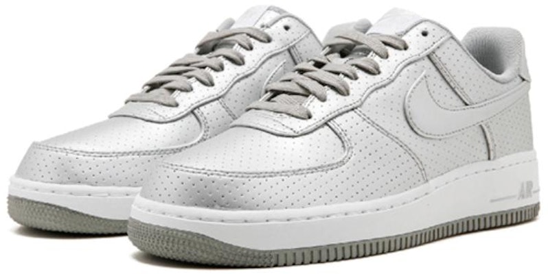 耐克空军一号低帮'07 LV8'银色 718152-013 Lookbook 耐克空军一号低帮'07 LV8'银色 718152-013