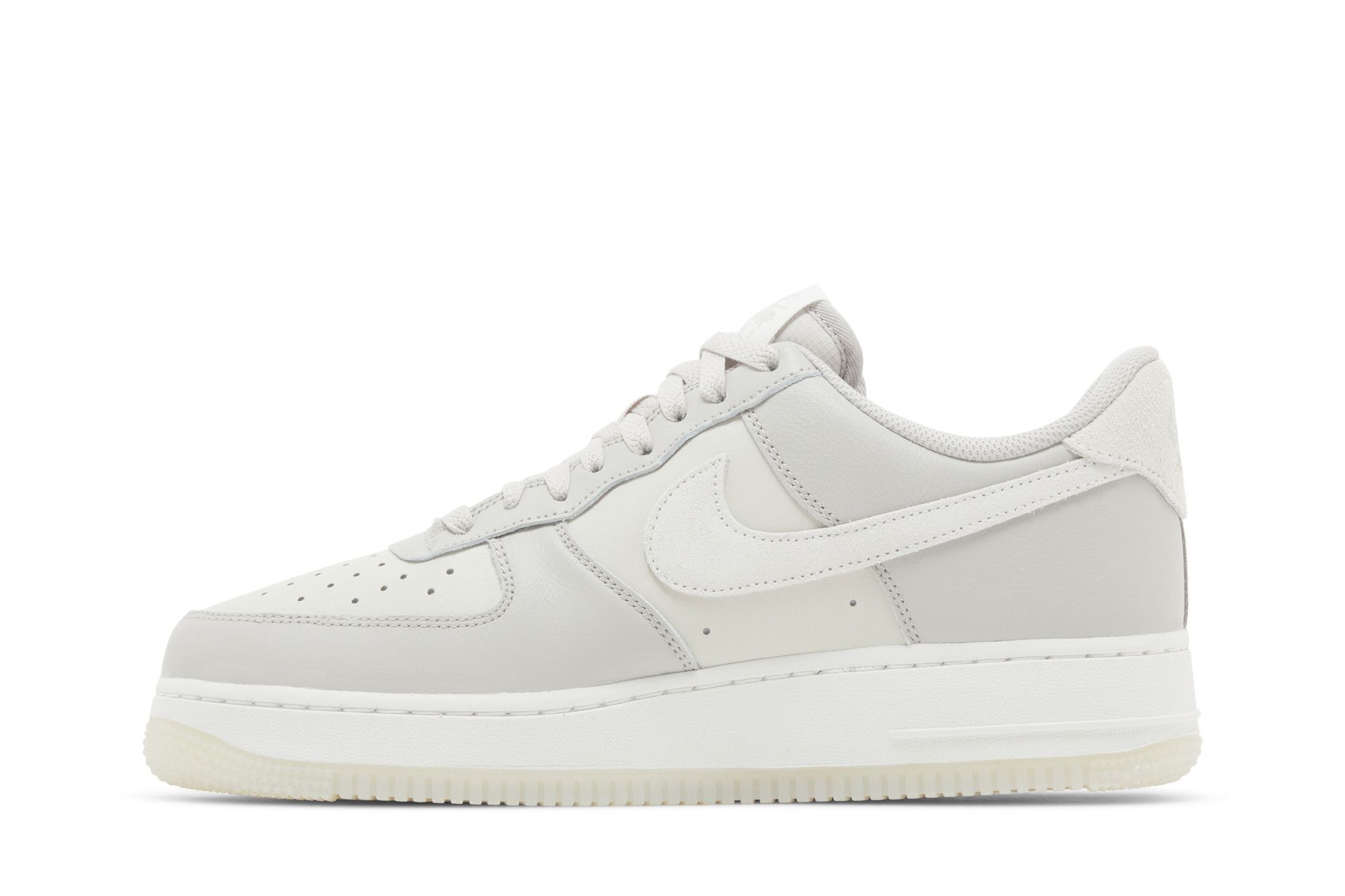 Lookbook Nike Air Force 1 Low '07 LV8 Light Bone FN5832-001