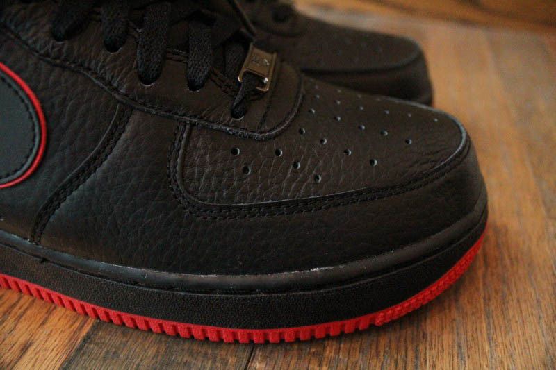 Nike Air Force 1 Low 'Black Action Red' 圖 2